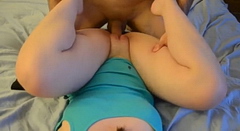 Толкает в лысую киску маленький хуек