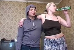 Напоил грудастую и воспользовался ее телом