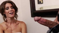 Показав большой член тетке, та не удержалась!