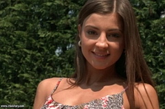 Молодая русская порномодель красиво ласкает киску