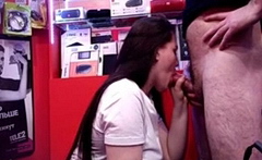 Не было сдачи - продавец отработала минетом