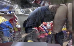 Скрытая камера из под прилавка засняла трах продавщицы