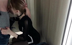 Нереальный минет за шторкой в примерочной