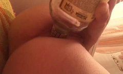 Трахает себя бутылкой в жопу