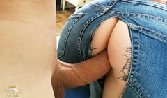 Рвет джинсы на партнерше и кончает в ее розовую щелку