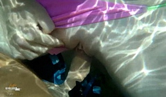 Натянул блондинку под водой