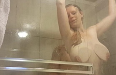 Поимел грудастую в душевой