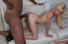 Кажется, что вагина блондинки сейчас порвется