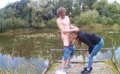 Дал в рот деревенской блядухе на болоте