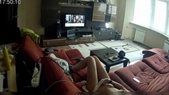 Сеструха мастурбирует на порнушку