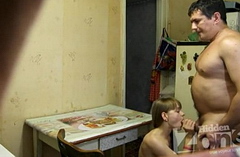 Старший брат установил скрытую камеру и дал сестре в рот