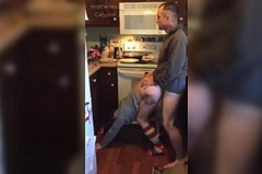 Супруги реально трахаются на кухне