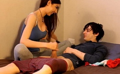 Сестра спалила брата фетешиста, когда он нюхал ее трусики и дрочил