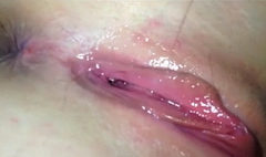 Толкает пальцы во влажную, розовую писю