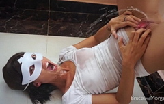 Для нее моча вкуснее чая!