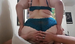 Неужели он нащупал писю язычком среди жирных складок?