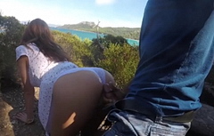 Секс с чумовой брюнеткой у моря