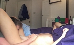 Пристроился к ложбинке 18-летней