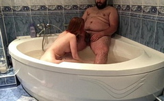 Рыжая молодка обслуживает богатого кавказца