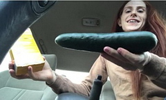 Рыжая показывает, что огромный огурец помещается в ее вагине