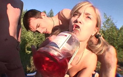 Парни напоили 18-летнюю Кристину и отымели втроем у озера