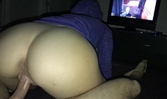 Наездница скачет на члене, играя в приставку