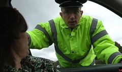 Гаишник повелся на развод и выебал милфу за нарушение ПДД