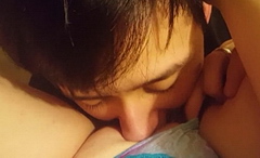 Юноша умеет сделать приятно девушкам язычком