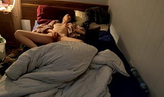 Брат выложил в сеть, как сестра играет с писей