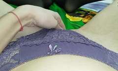 В одиночестве целка мастурбирует