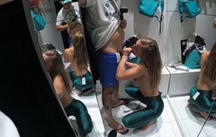 Минет в примерочной ZARA