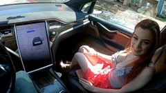 Трахаются на полном ходу в новенькой Тесла