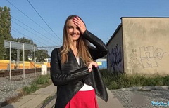 На жд станции снял 18-летнюю красопетку, заплатил и трахнул!