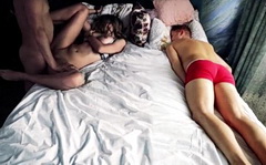 Муж алкаш даже не проснулся, когда трахали его девочку!