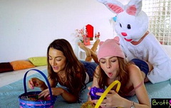 Наглый СТАРШИЙ БРАТ все же добился своих сестер, трахнув их обеих!