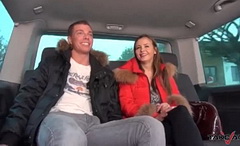 Пикапер трахнув телку, выгнал ГОЛОЙ ее из машины