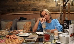 Кристина отработала ужин в кафе суперским минетом