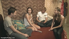 Парни дрючат 18-летних русских сучек, меняясь ими в процессе