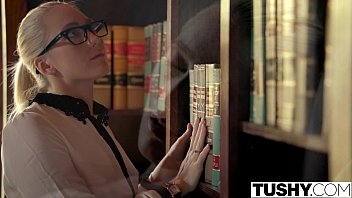 Босс наказывает ее в сладкий ЗАД, булочки трещат!