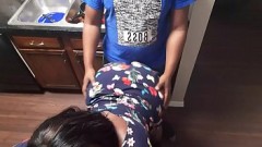 Возбудила черной попкой