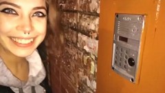 Выебал шлюху в подъезде