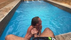 Трахаемся в бассейне при отеле