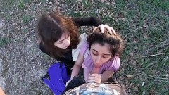 Весело трахаю в жопу двух незнакомых студенток, которые возвращались из универа