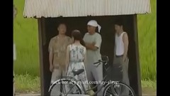 Молодая девушка трахает трех парней, чтобы заплатить долги брата