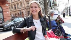 Японка еле скрывает боль, когда негр имеет ее в попку!