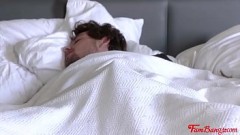 Старший брат трахает свою сестру ночью в одном номере с ее спящим мужем