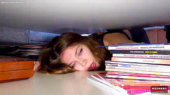 Чувиха застряла под КРОВАТЬЮ