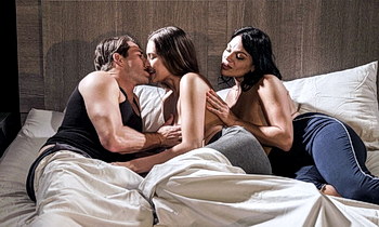 Секс ЭКСПЕРИМЕНТ с мачехой и новой соседкой