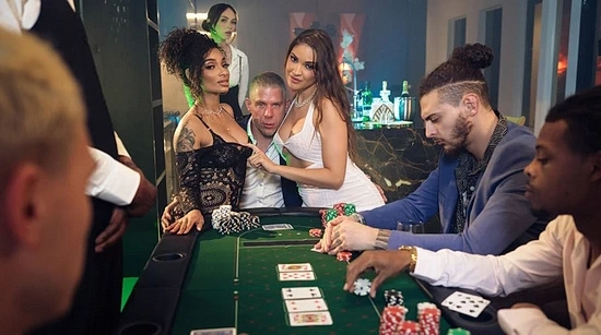 Счастливчик в КАЗИНО порит двух самочек после выигрыша